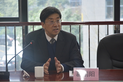 葛朝阳在回答提问 葛朝阳在回答提问