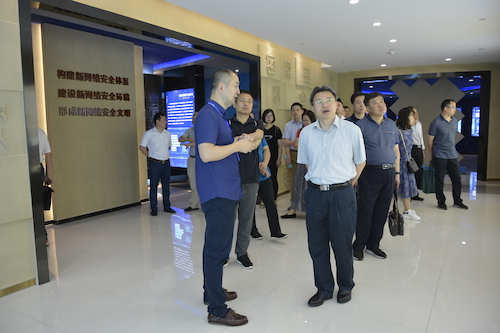 参观展馆1 参观展馆1