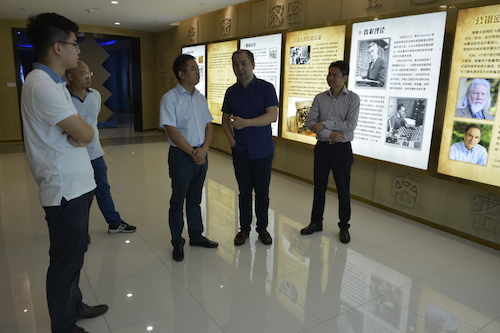 参观展馆 参观展馆