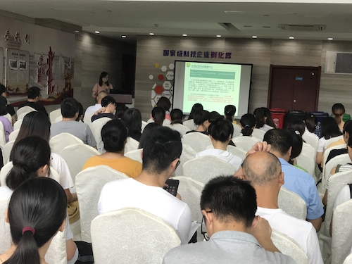 谢丹琪在培训会上 谢丹琪在培训会上
